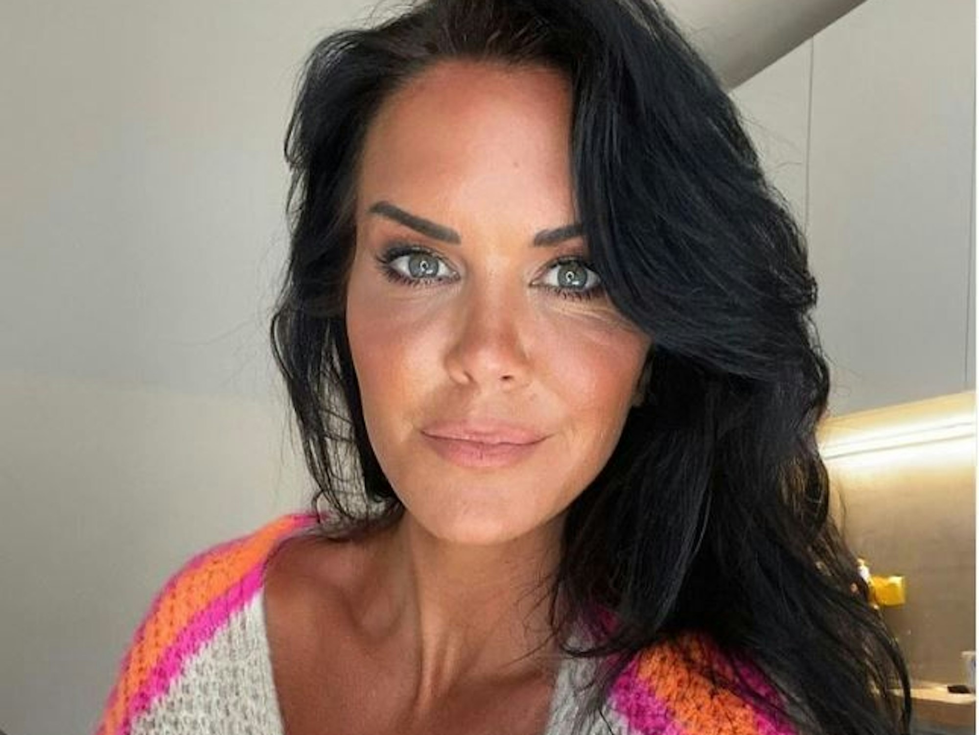 Martina Reuter schaut für ein Instagram-Selfie in die Kamera.