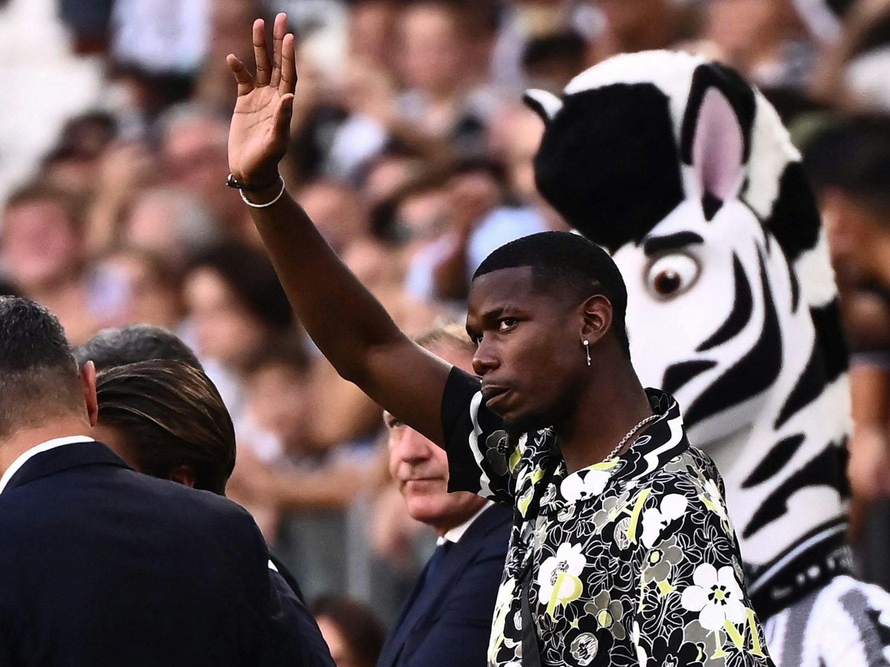 Paul Pogba winkt Richtung Publikum.
