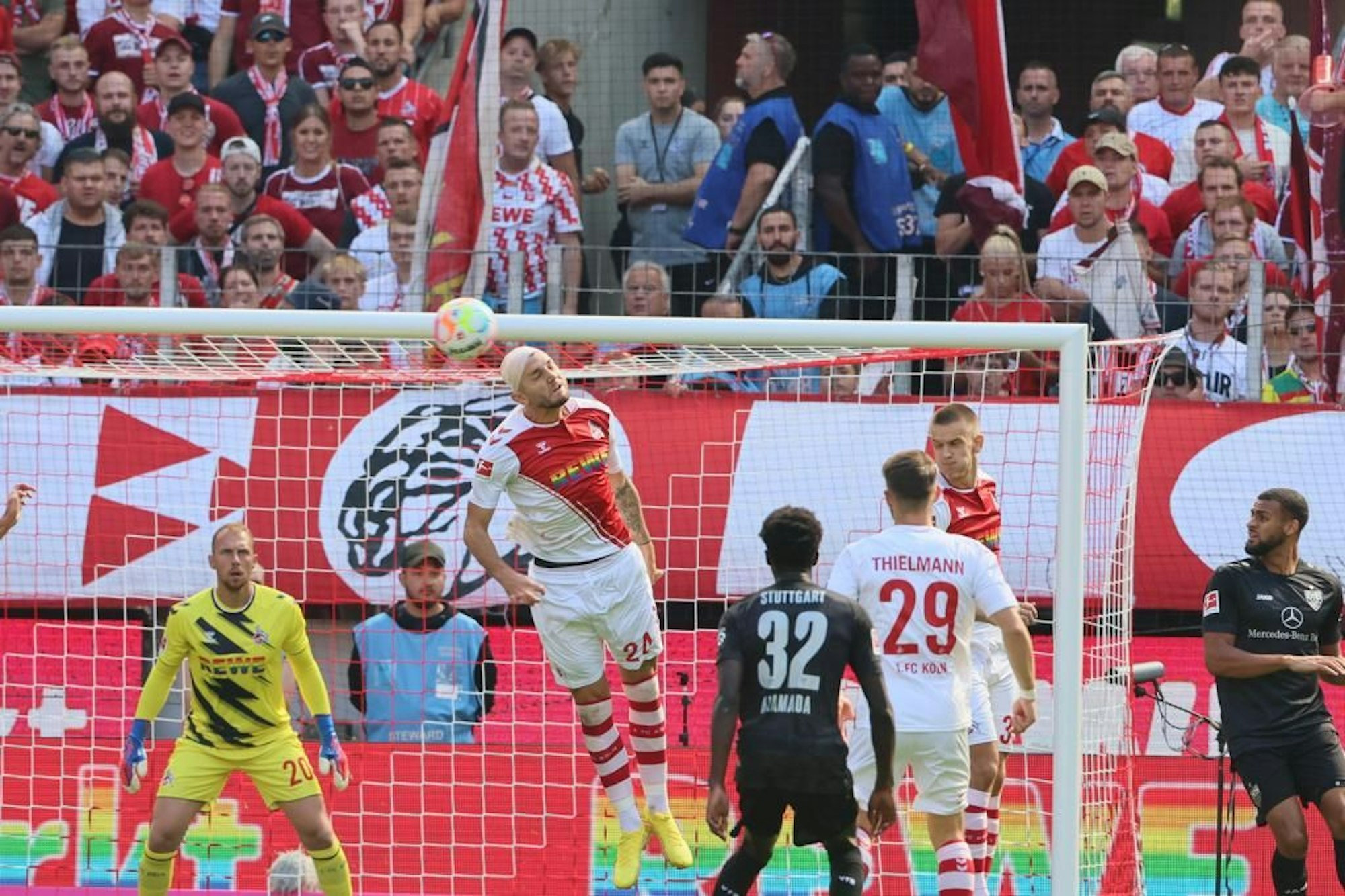 Jeff Chabot klärt einen Ball im Strafraum.