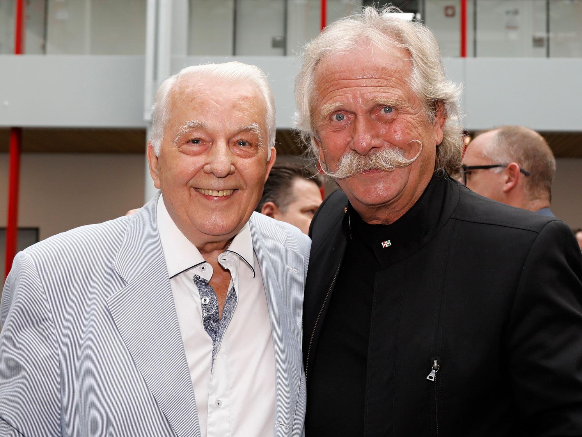 Eberhard Bauer-Hofner und Sänger Henning Krautmacher posieren für die Kamera.