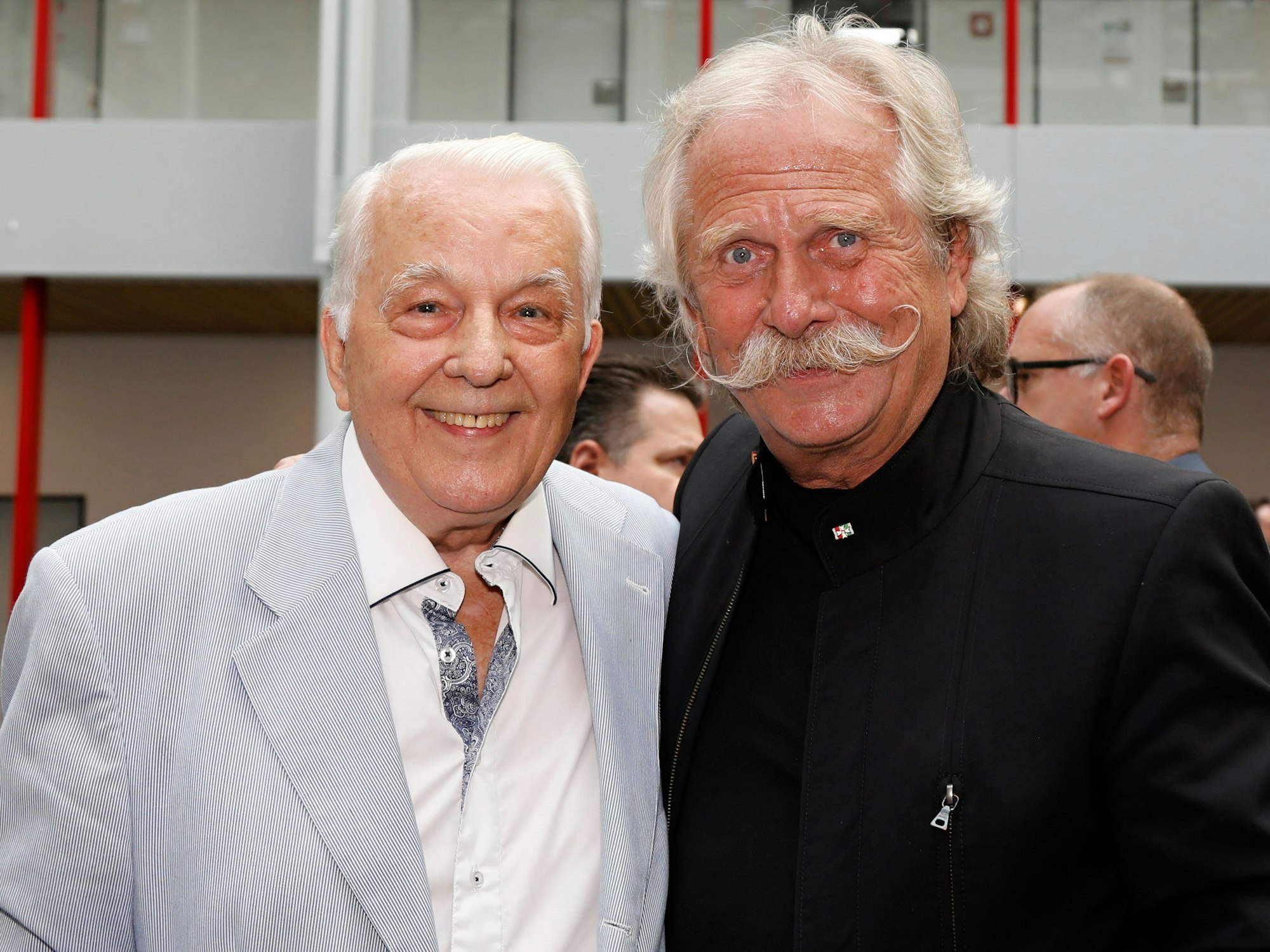 Eberhard Bauer-Hofner und Sänger Henning Krautmacher posieren für die Kamera.