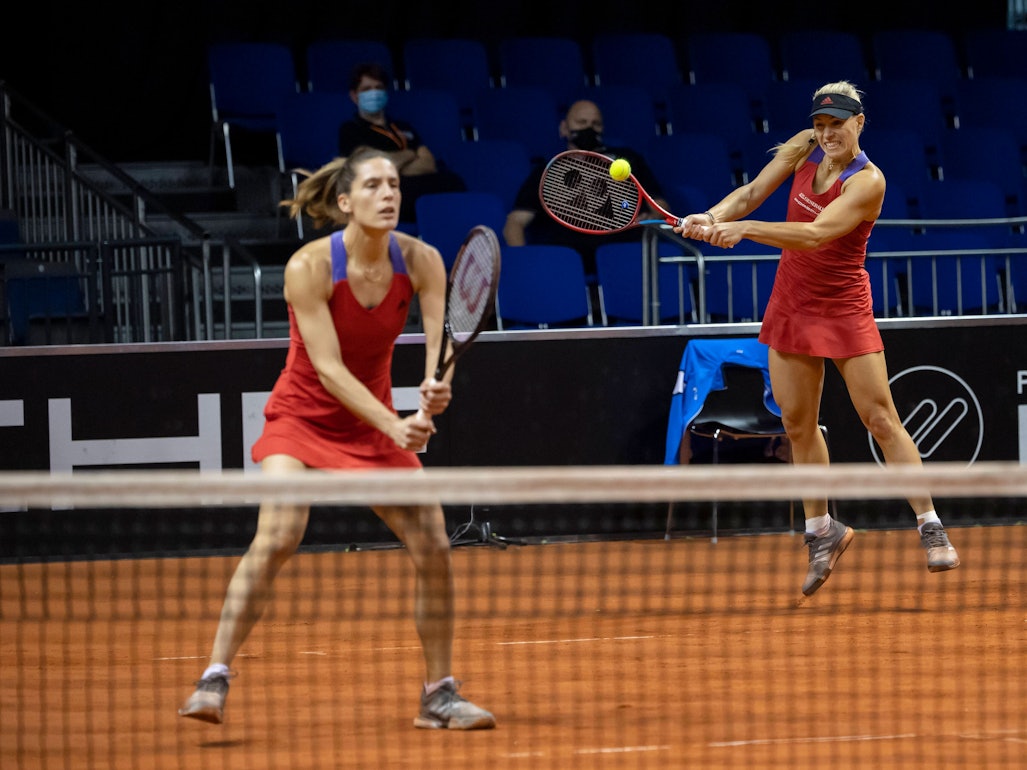 Angelique Kerber spielt ein Doppel mit Andrea Petkovic (l.)