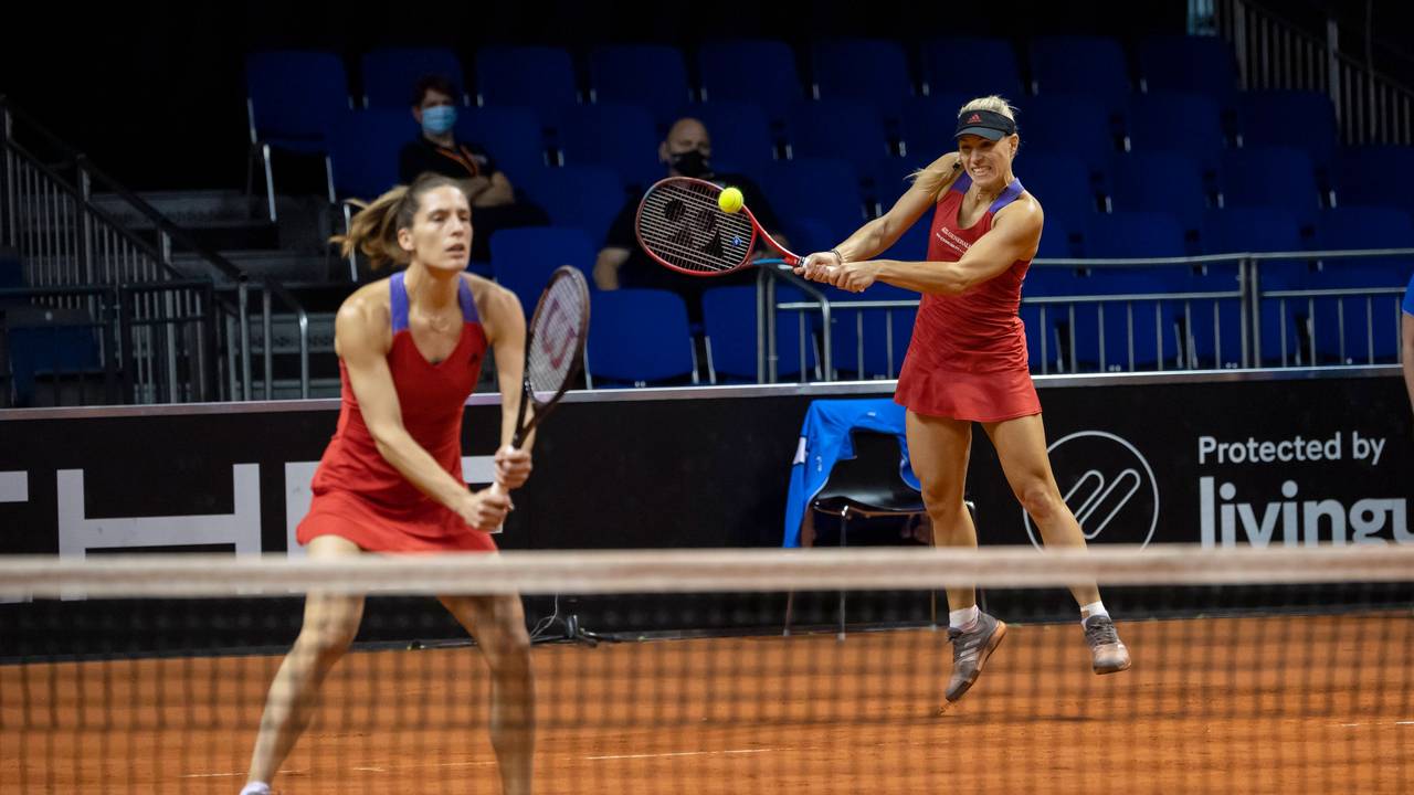 Angelique Kerber spielt ein Doppel mit Andrea Petkovic (l.)