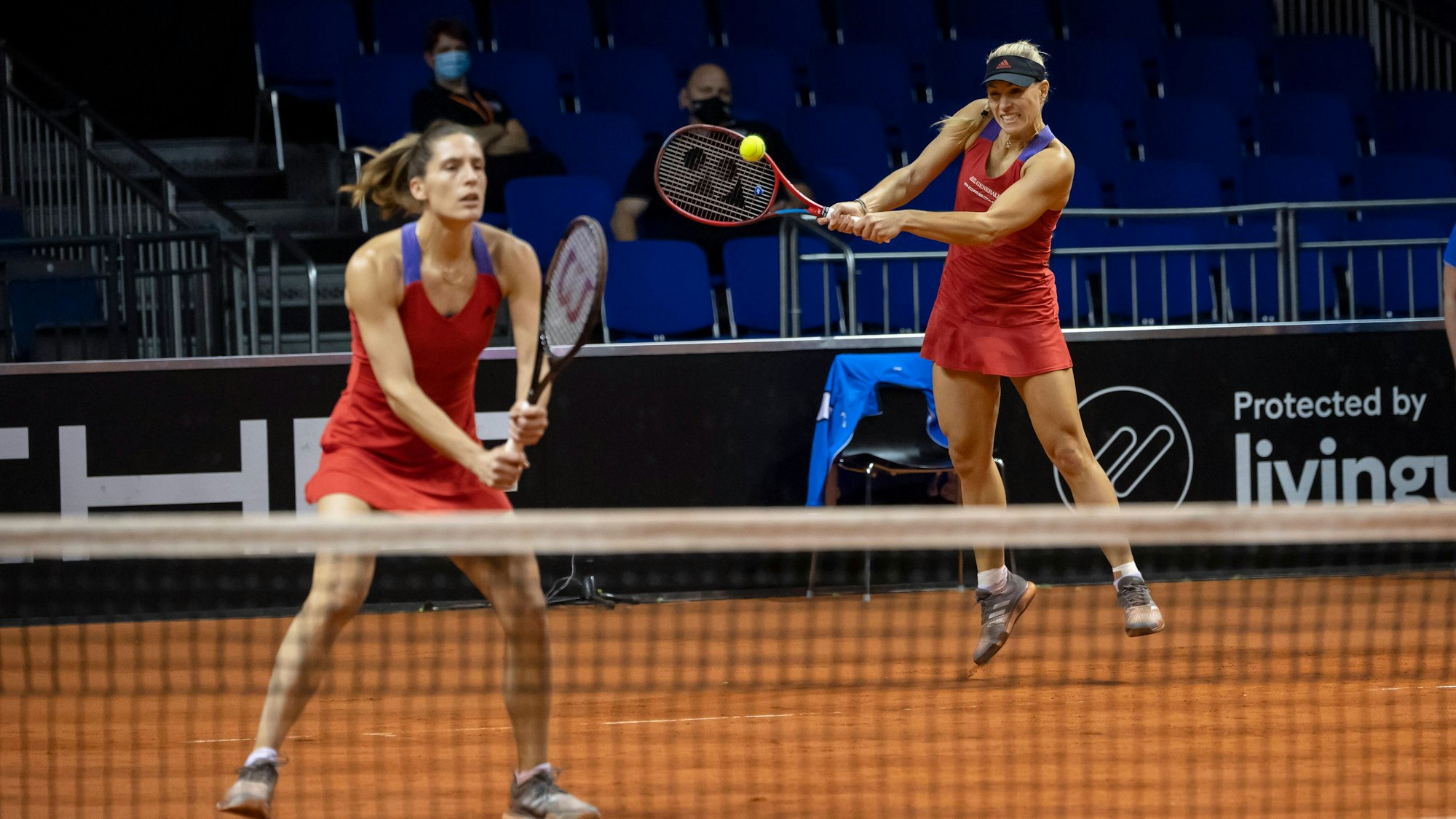 Angelique Kerber spielt ein Doppel mit Andrea Petkovic (l.)
