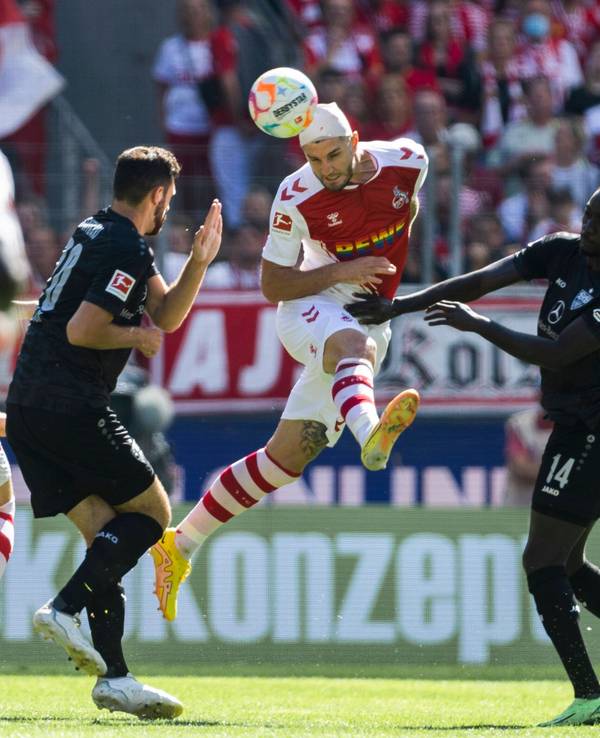 Jeff Chabot (am Ball) spielte am Sonntag (28. August 2022) lange Zeit mit Turban für den 1. FC Köln gegen den VfB Stuttgart.