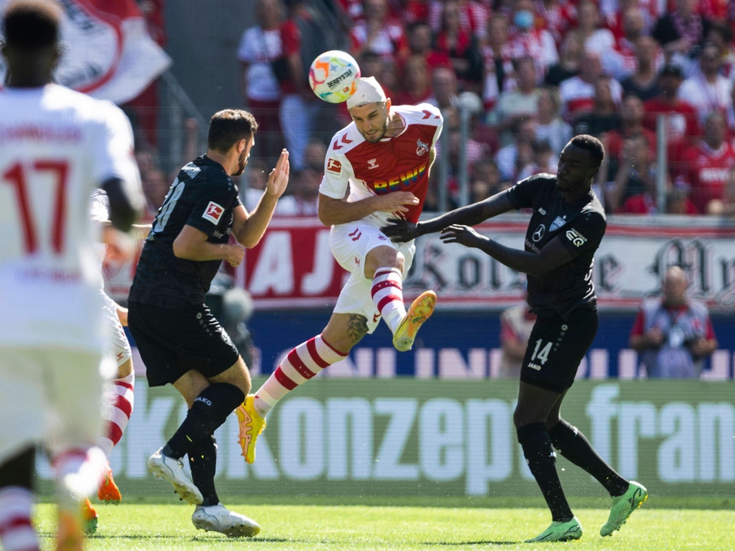 Jeff Chabot (am Ball) spielte am Sonntag (28. August 2022) lange Zeit mit Turban für den 1. FC Köln gegen den VfB Stuttgart.