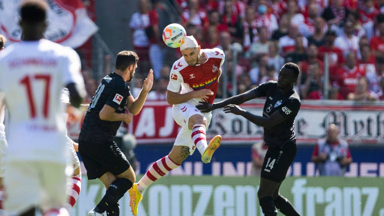 Jeff Chabot (am Ball) spielte am Sonntag (28. August 2022) lange Zeit mit Turban für den 1. FC Köln gegen den VfB Stuttgart.