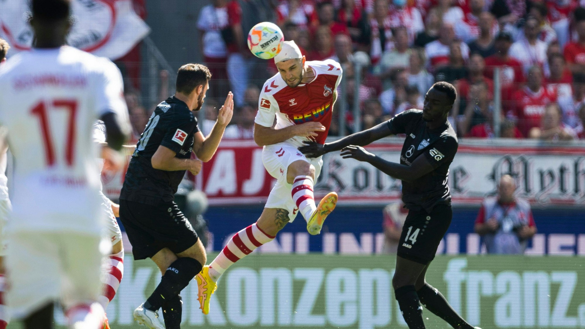 Jeff Chabot (am Ball) spielte am Sonntag (28. August 2022) lange Zeit mit Turban für den 1. FC Köln gegen den VfB Stuttgart.
