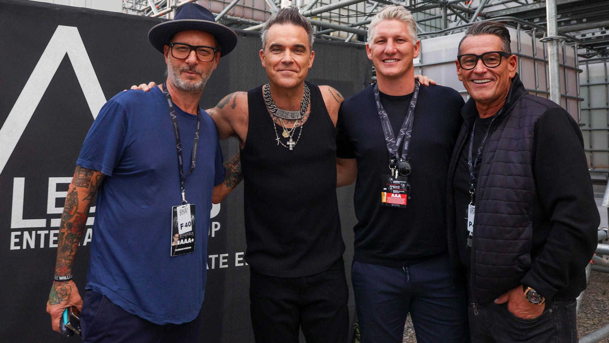 Florian Wieder, Robbie Williams, Bastian Schweinsteiger und Klaus Leutgeb hinter der Bühne.