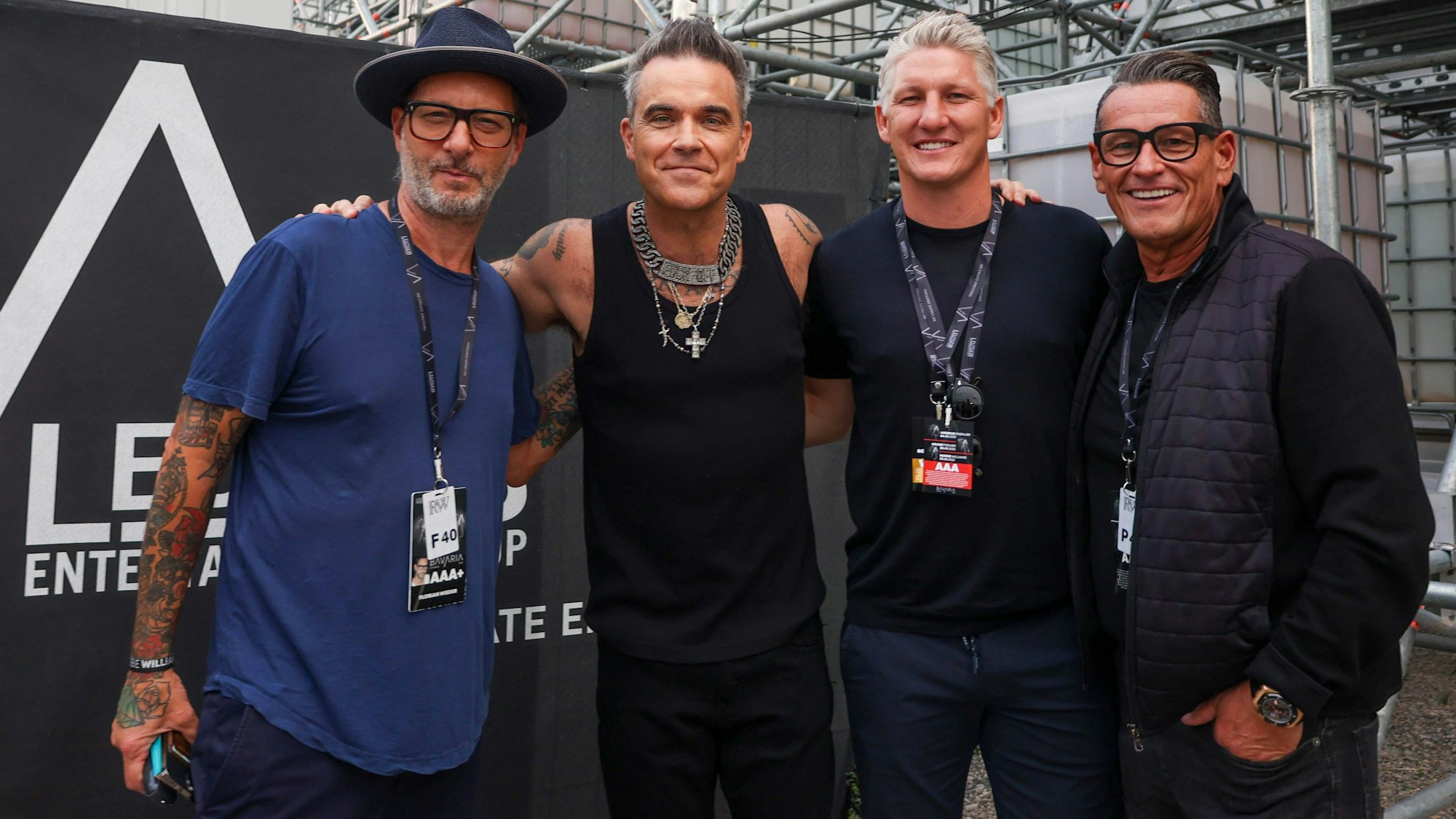 Florian Wieder, Robbie Williams, Bastian Schweinsteiger und Klaus Leutgeb hinter der Bühne.