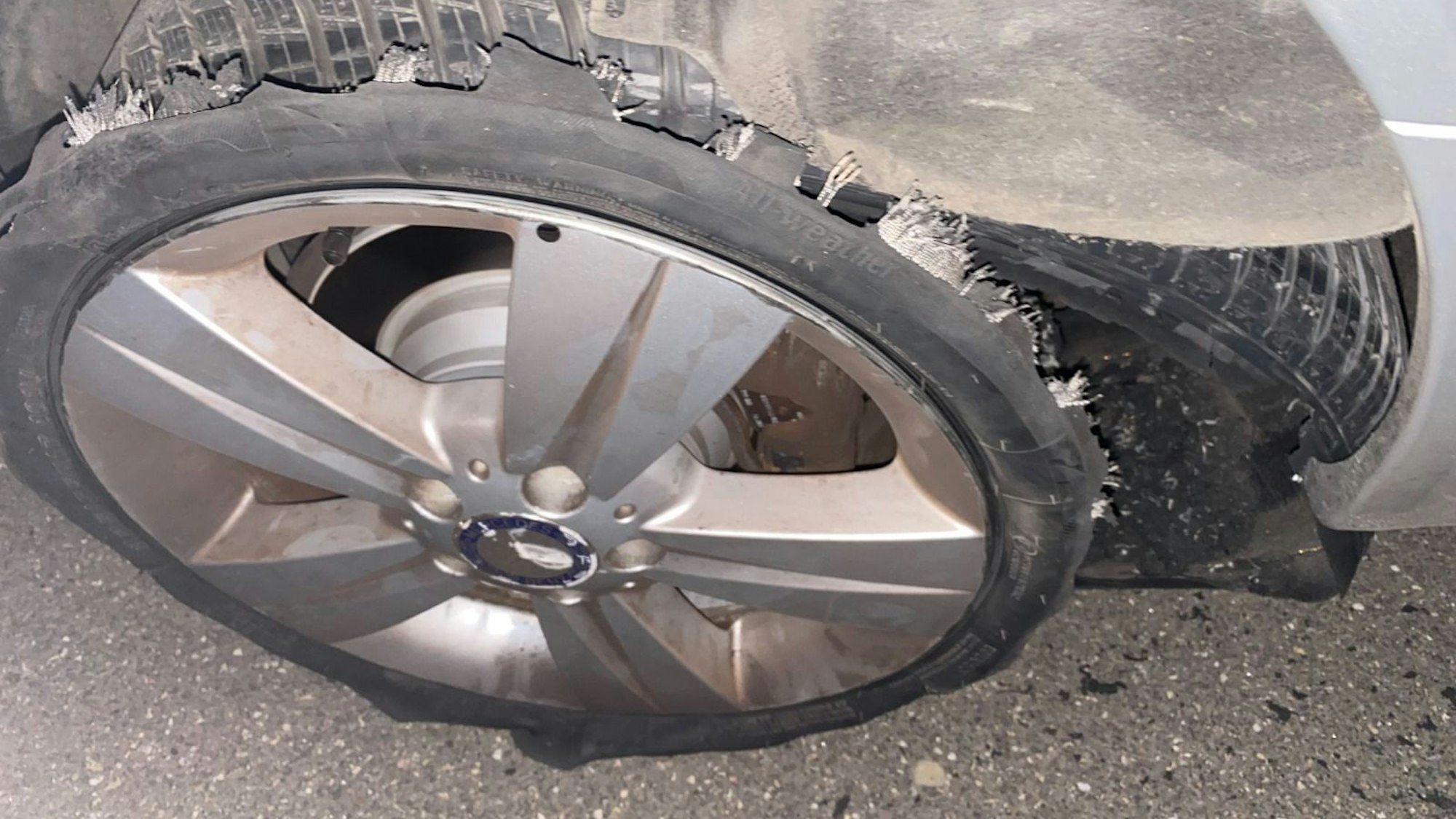 Der Kölsch-Sänger Micky Brühl hatte in der Nacht zum Sonntag eine Reifenpanne auf der A4. Das Foto zeigt den kaputten Reifen am Mercedes-Bus.