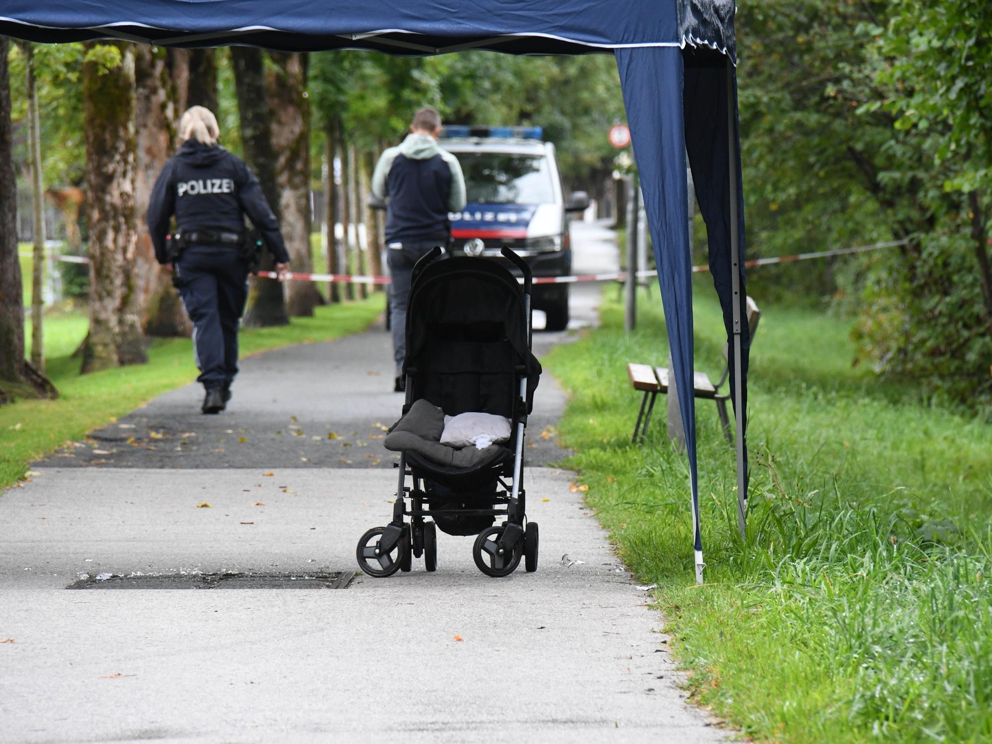 In diesem Kinderwagen saß der Junge, der in den Fluss Kitzbüheler Ache fiel und starb.