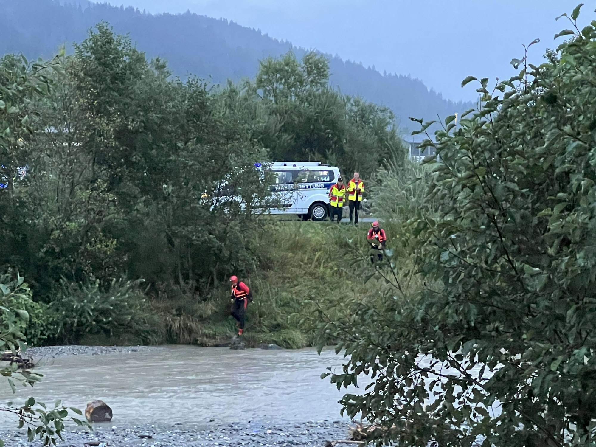 Rettungskräfte sind am Unglücksort im Einsatz. Nach einem Raubüberfall auf seinen Vater ist ein Sechsjähriger in der Tiroler Ache in Österreich ums Leben gekommen.