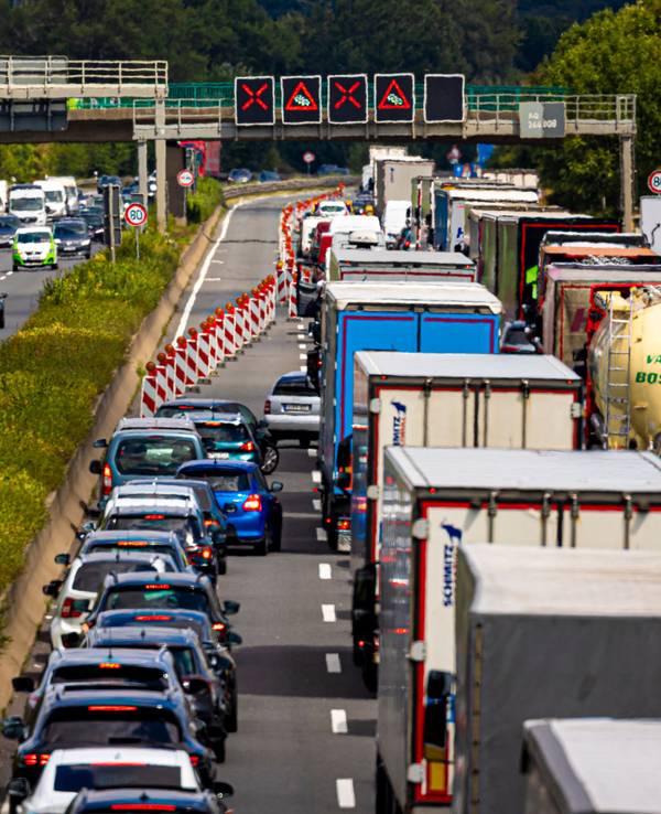 Der Verkehr staut sich auf einer Autobahn. Die A3 musste in Fahrtrichtung Köln am Sonntagnachmittag vorübergehend wegen eines Unfalls gesperrt werden.