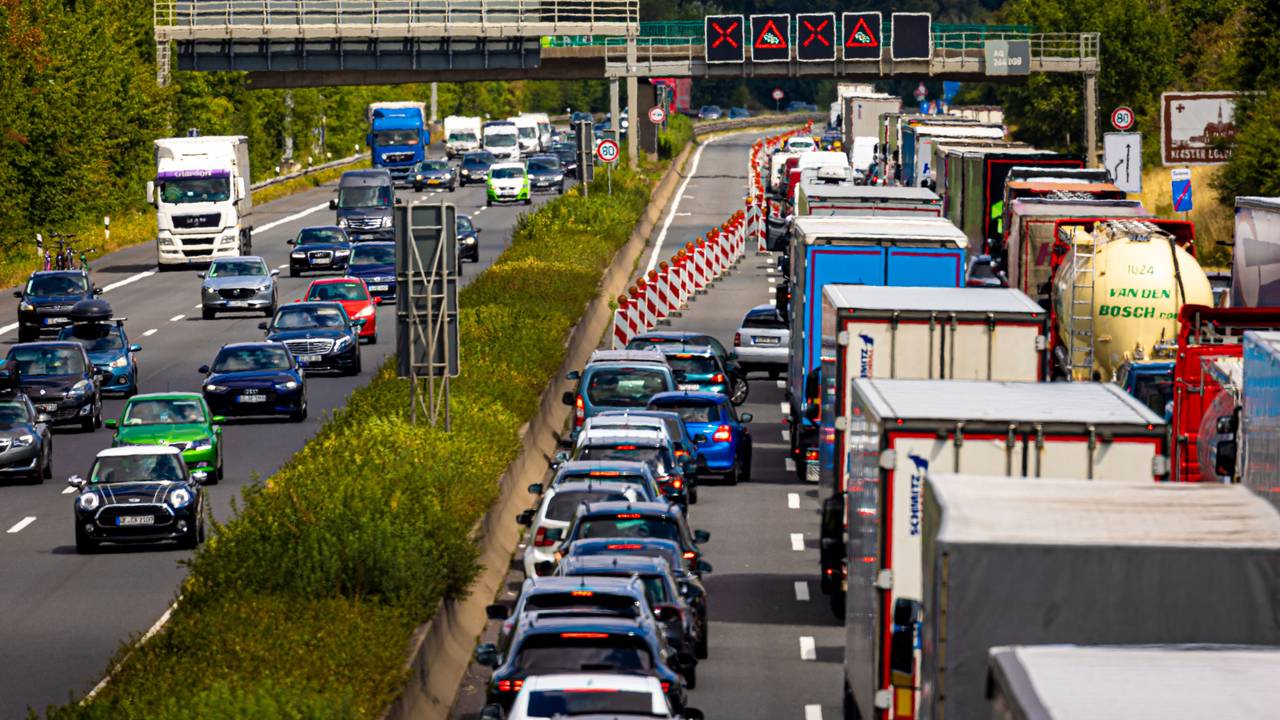 Der Verkehr staut sich auf einer Autobahn. Die A3 musste in Fahrtrichtung Köln am Sonntagnachmittag vorübergehend wegen eines Unfalls gesperrt werden.