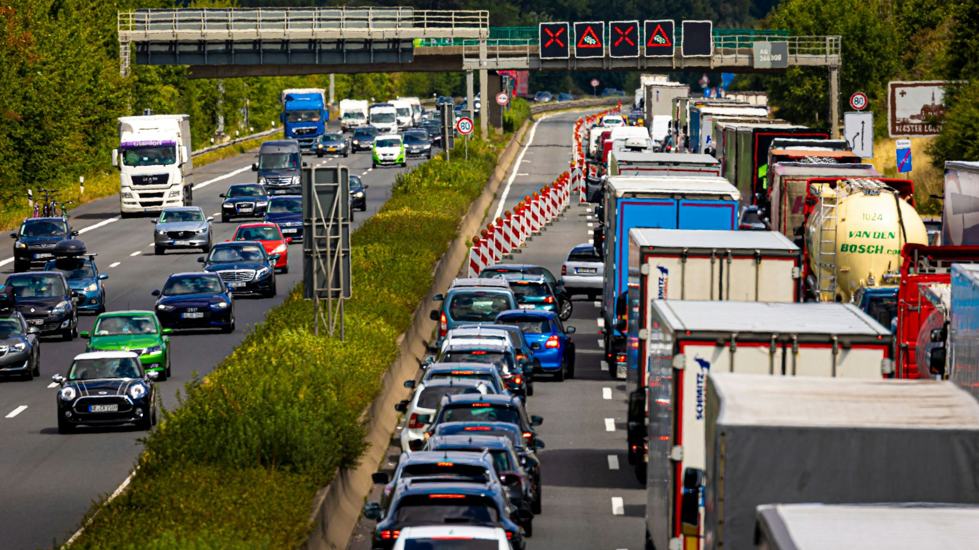 Der Verkehr staut sich auf einer Autobahn. Die A3 musste in Fahrtrichtung Köln am Sonntagnachmittag vorübergehend wegen eines Unfalls gesperrt werden.