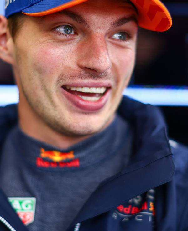 Max Verstappen lächelt am 27. August 2022 beim Formel-1-Rennwochenende im belgischen Spa.
