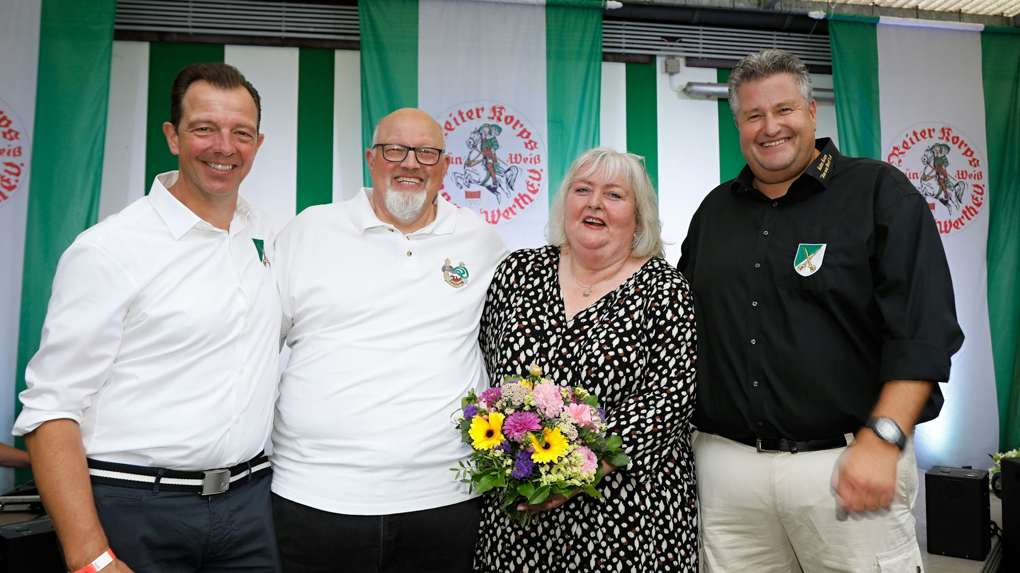 Karl-Heinz (2.v.l.) und Sabine Wührer gehen als Jan und Griet-Paar in die Verlängerung und haben volle Unterstützung vom Vorsitzenden des Reiter-Korps Frank Breuer (r.) und dem Präsidenten Stefan Kühnapfel (l.)