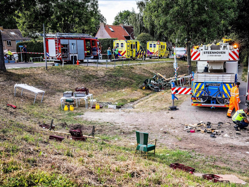 Einen Ort der Verwüstung hinterließ ein Lkw nach einem Unfall in Nieuw-Beijerland am 27. August 2022.