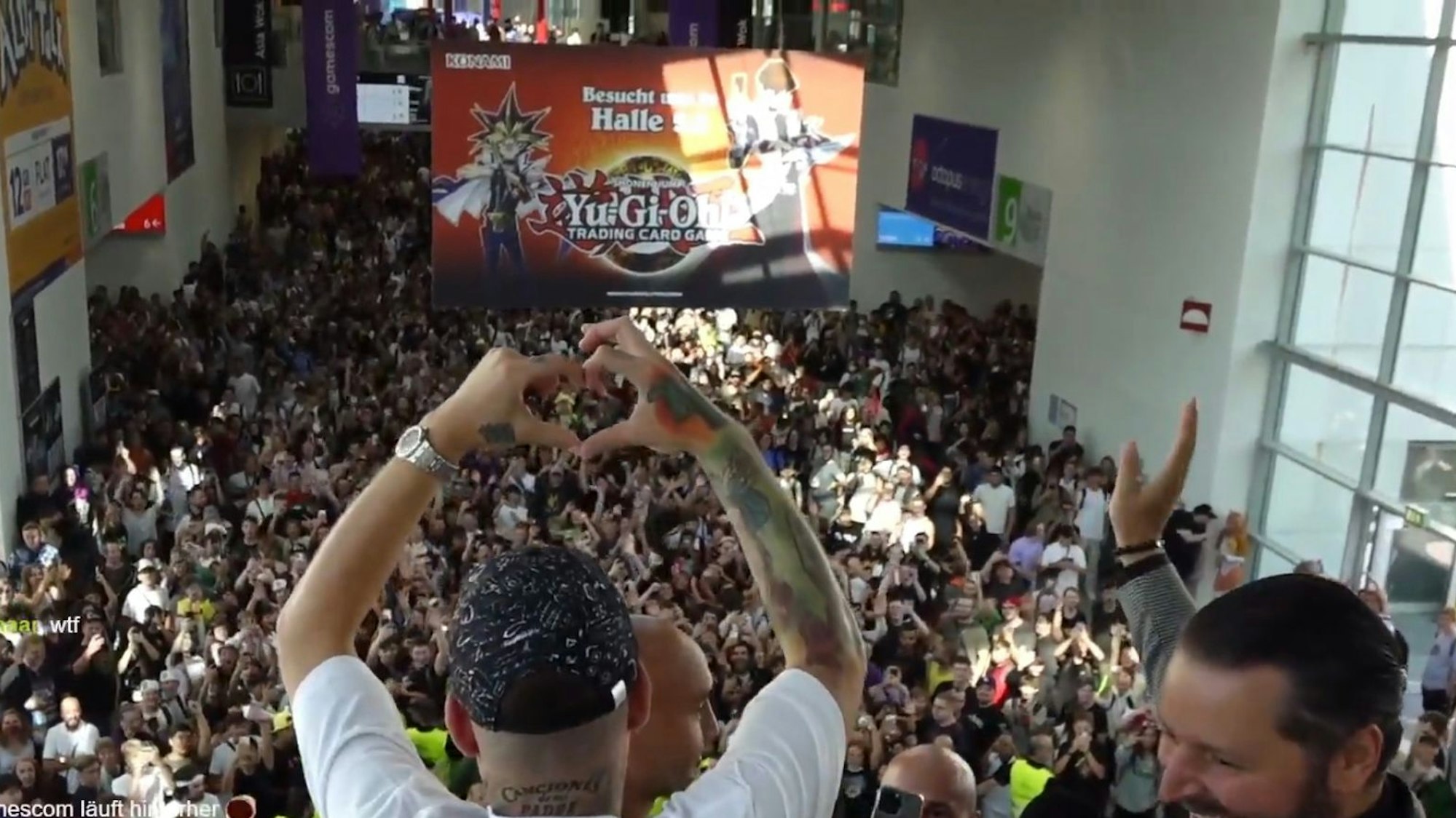 Als der Twitch-Star und YouTuber MontanaBlack die Gamescom betrat, rasteten die Fans auf der Messe in Köln vollkommen aus. Die Aufnahme stammt aus dem Twitch-Livestream des Streamers am 28. August 2022 auf der Gamescom.