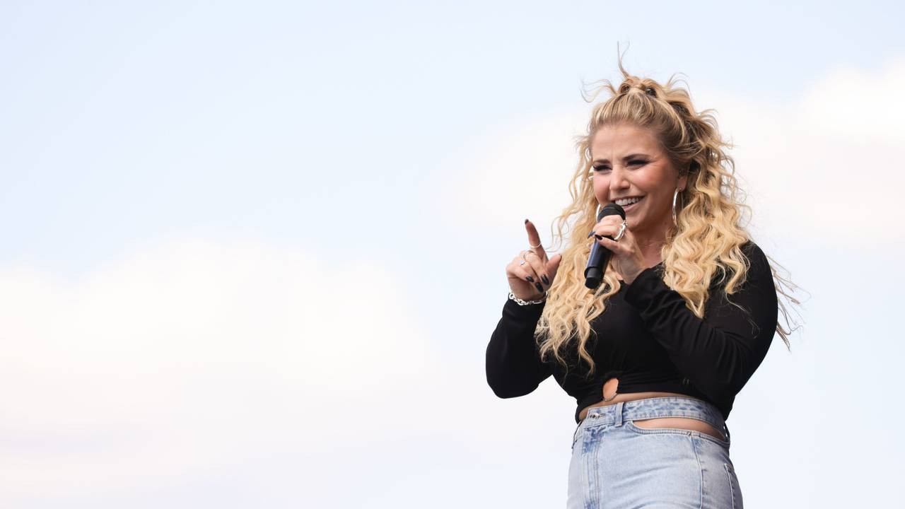 BONN, GERMANY - AUGUST 06: Beatrice Egli performs on stage at "Lieblingslieder" Music Festival on August 06, 2022 in Bonn, Germany. (Photo by Andreas Rentz/Getty Images)