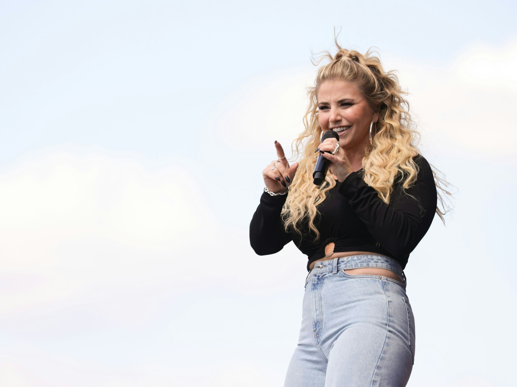 BONN, GERMANY - AUGUST 06: Beatrice Egli performs on stage at "Lieblingslieder" Music Festival on August 06, 2022 in Bonn, Germany. (Photo by Andreas Rentz/Getty Images)