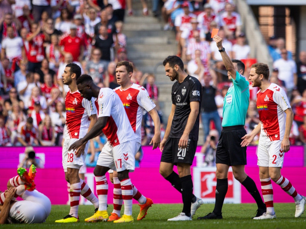 Luca Pfeiffer vom VfB Stuttgart sieht nach seinem Foul an Timo Hübers die Rote Karte (28. August 2022).