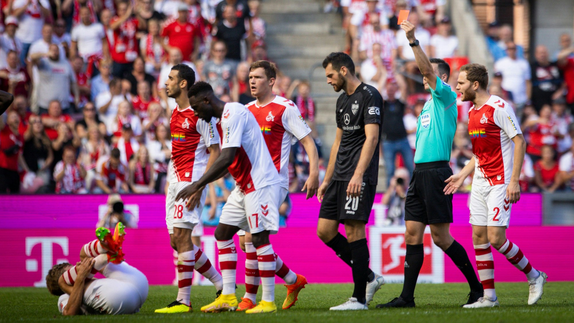 Luca Pfeiffer vom VfB Stuttgart sieht nach seinem Foul an Timo Hübers die Rote Karte (28. August 2022).