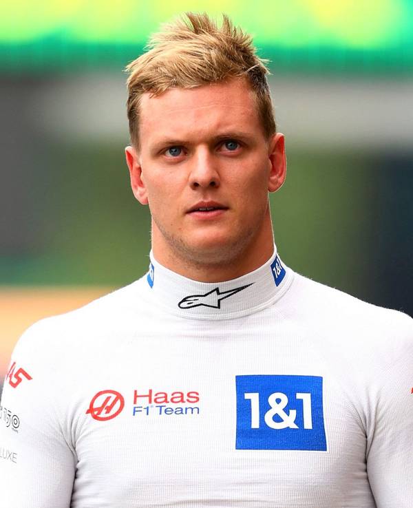 Mick Schumacher geht durch die Boxengasse der Formel 1.