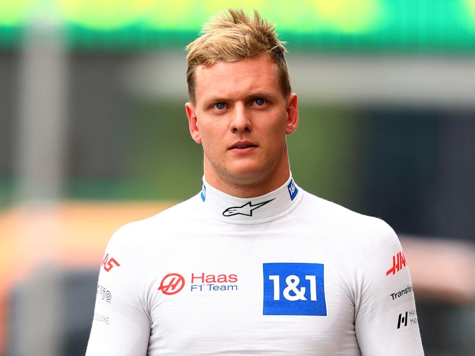 Mick Schumacher geht durch die Boxengasse der Formel 1.