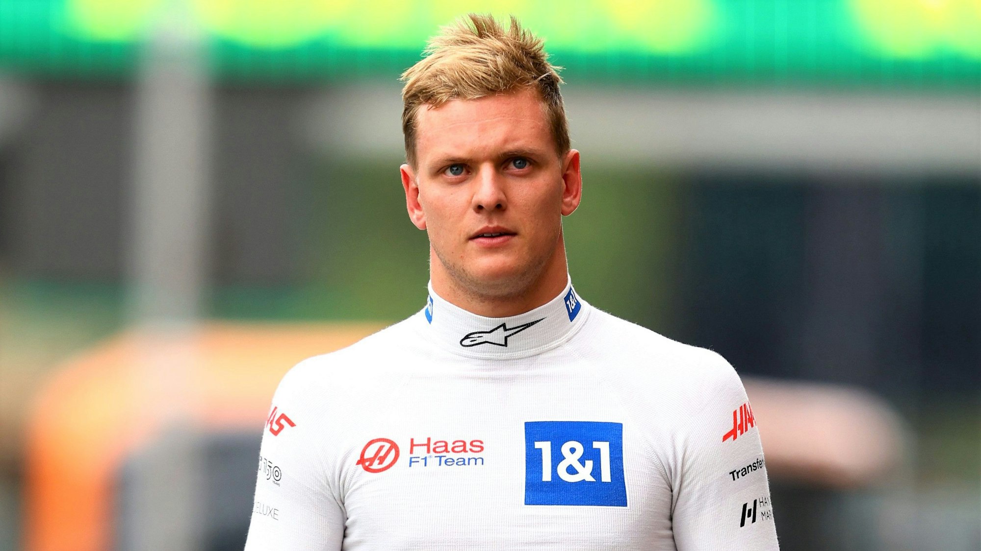 Mick Schumacher geht durch die Boxengasse der Formel 1.