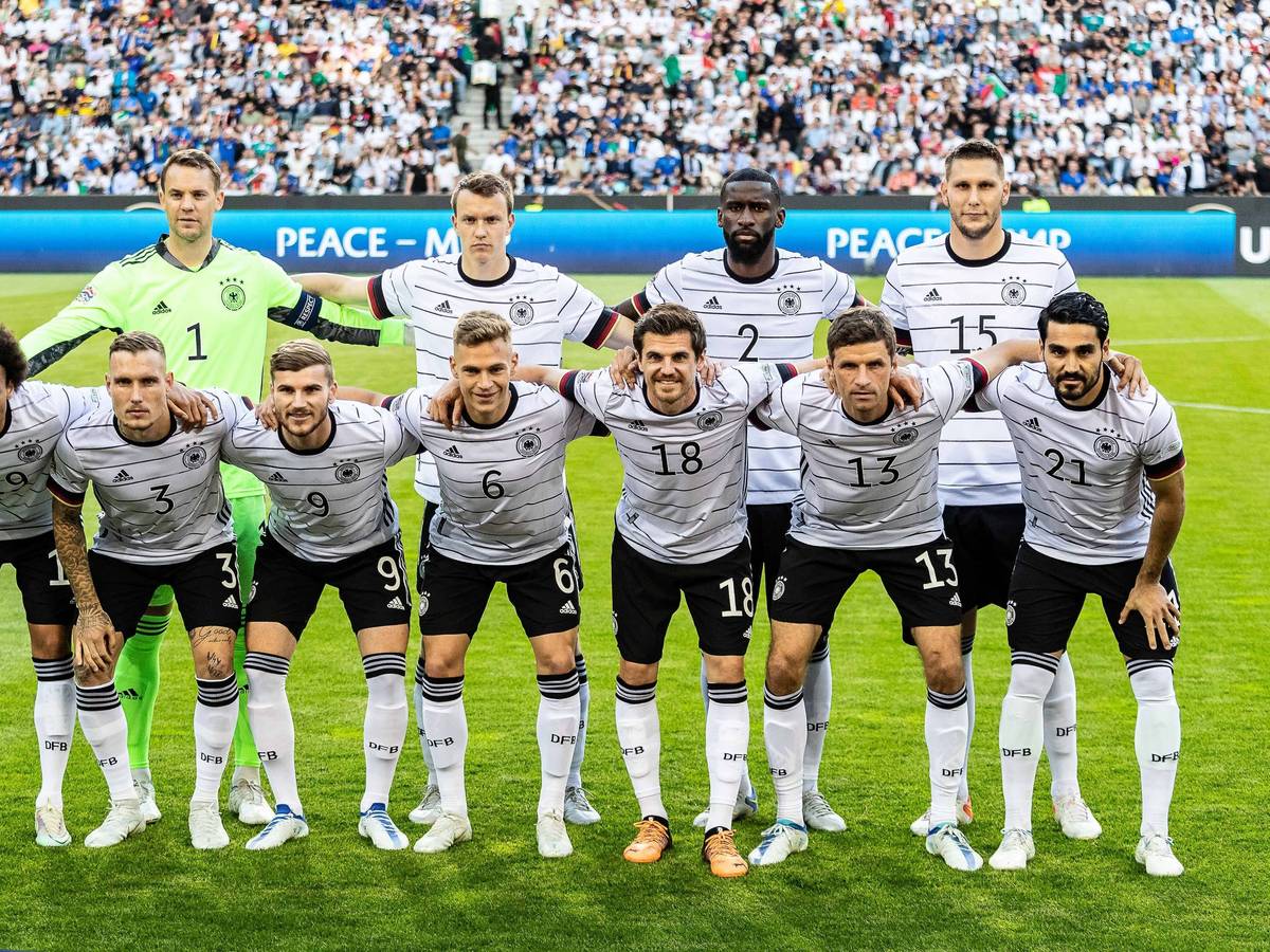 Die deutsche Fußball-Nationalmannschaft posiert für das Mannschaftsfoto vor dem Nations-League-Spiel gegen Italien