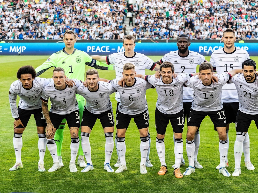 Die deutsche Fußball-Nationalmannschaft posiert für das Mannschaftsfoto vor dem Nations-League-Spiel gegen Italien