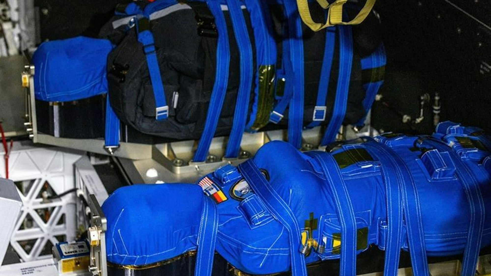 Die Puppen Zohar und Helga liegen an Bord der „Orion“-Kapsel.