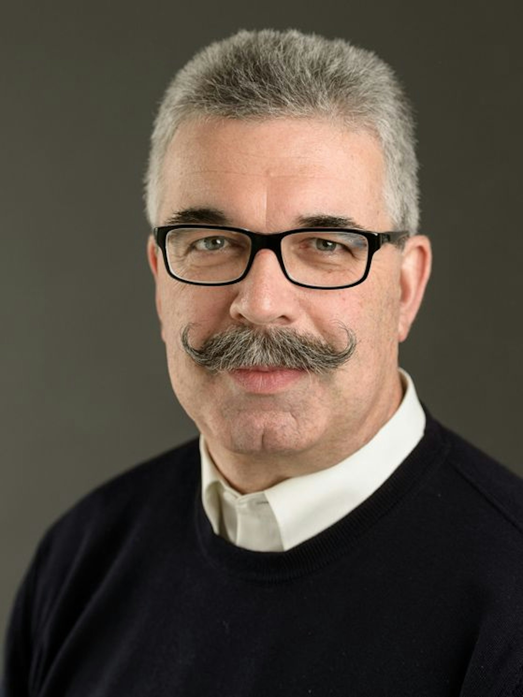 Kurt Bartels schaut in die Kamera.