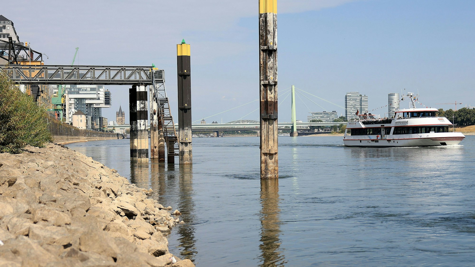 Der Regen der vergangenen Tage in Teilen des Rheineinzugsgebiets lässt das Wasser im Rhein etwas steigen. Trotz der positiven Tendenz erwartet das Wasserstraßen- und Schifffahrtsamt in absehbarer Zeit aber keine nachhaltige Besserung der Wasserstände. Das Foto entstand am 22. August 2022 in Köln