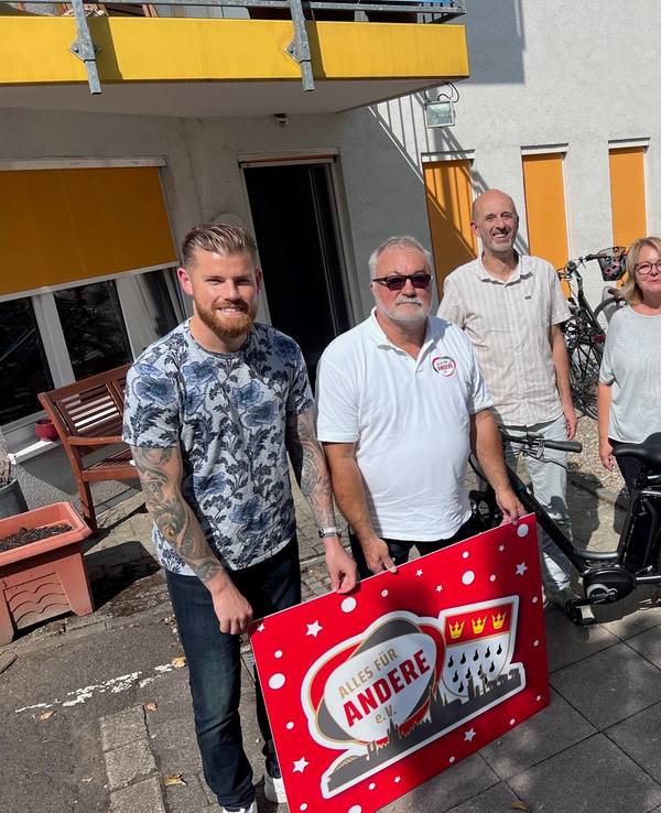 Timo Horn übergibt ein Fahrrad als Spende