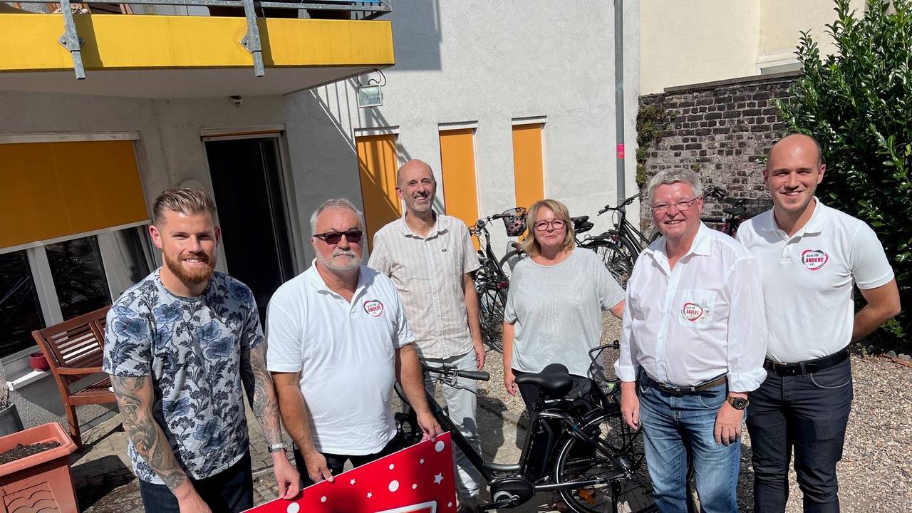 Timo Horn übergibt ein Fahrrad als Spende