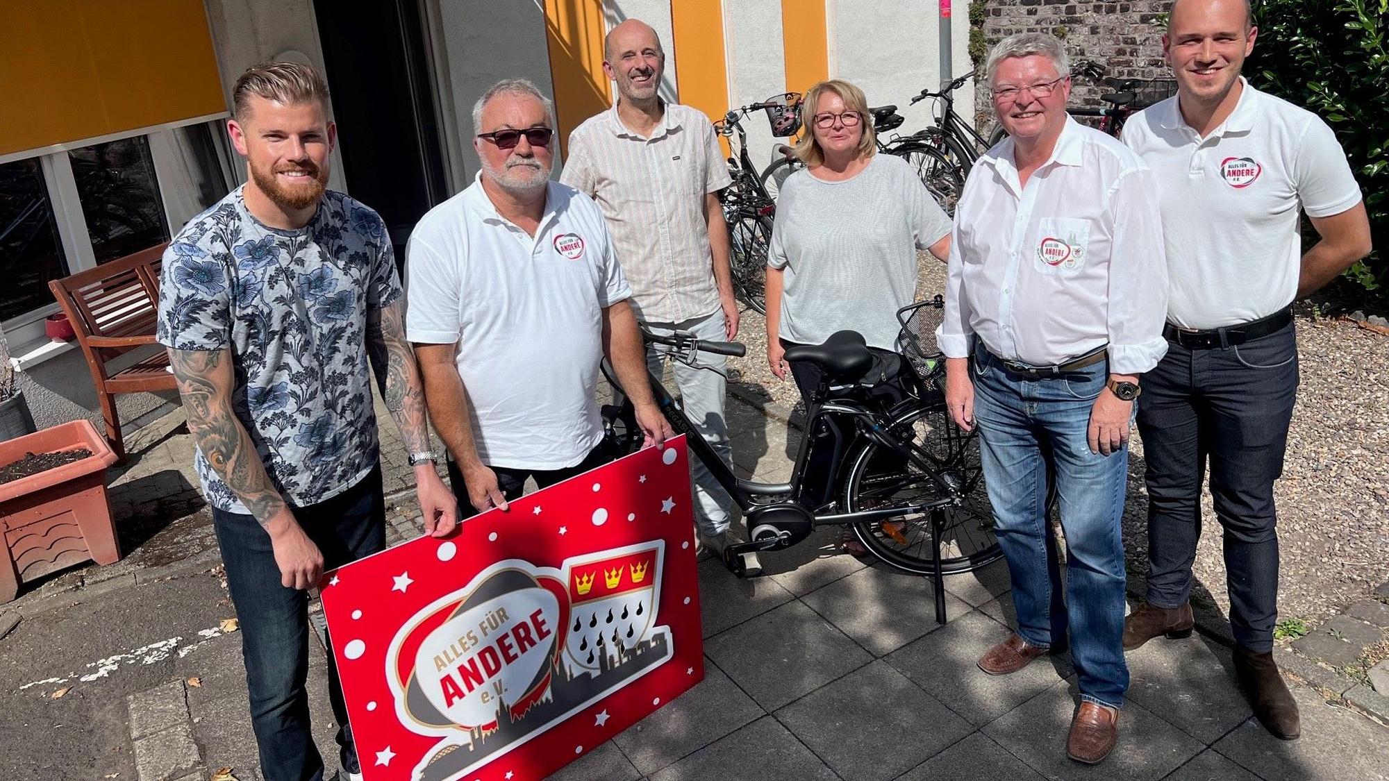 Timo Horn übergibt ein Fahrrad als Spende