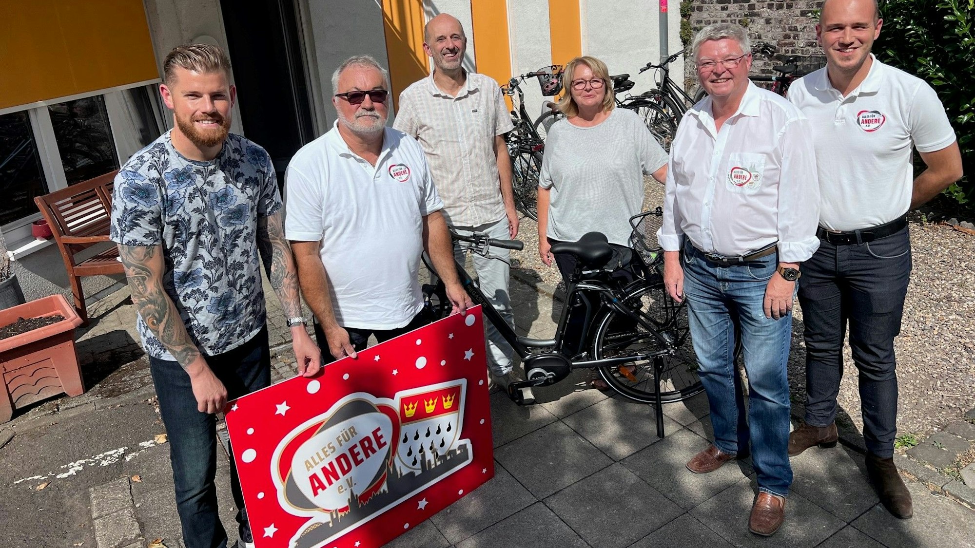 Timo Horn übergibt ein Fahrrad als Spende