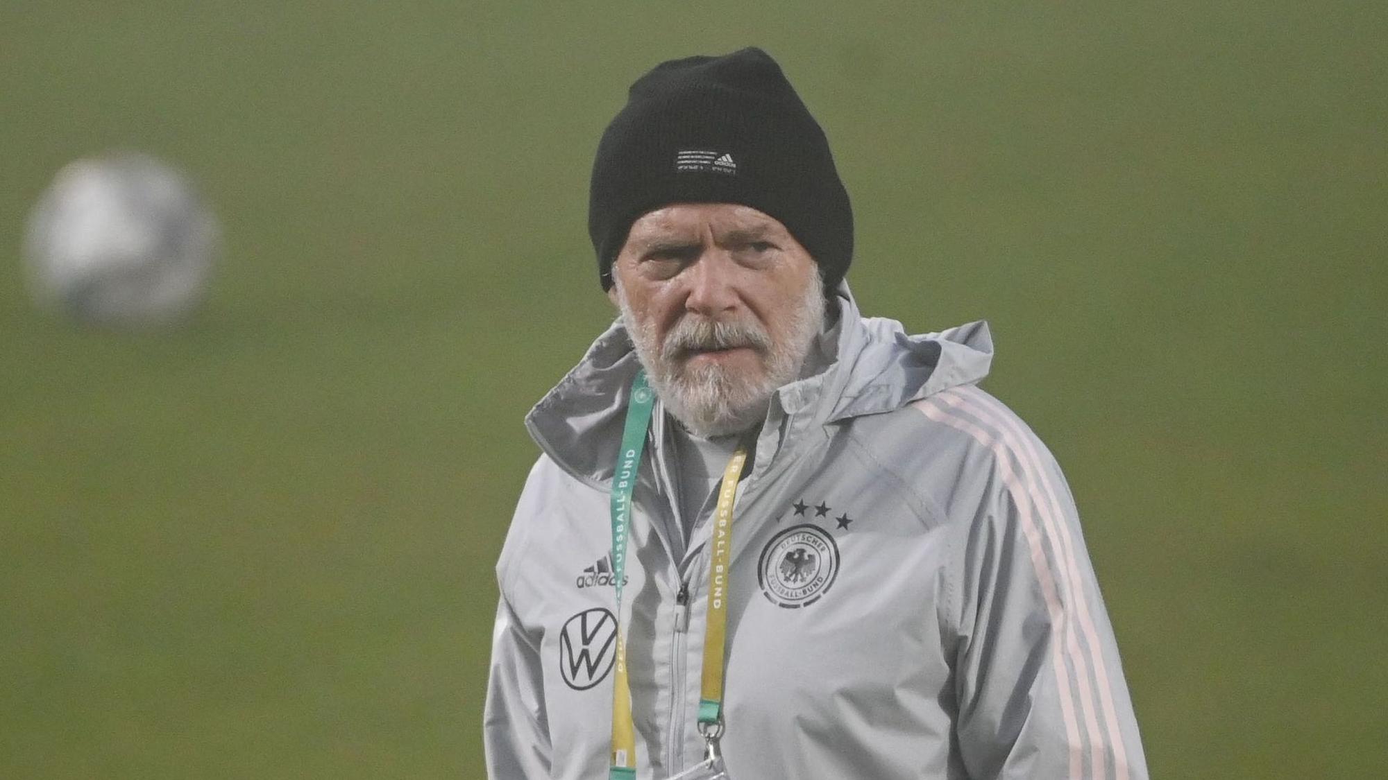 Hermann Gerland steht im Training der deutschen U21 auf dem Rasen