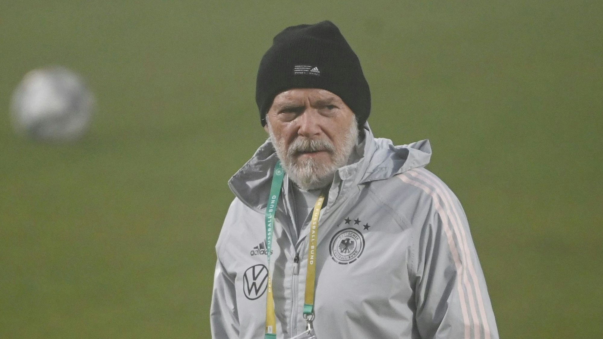 Hermann Gerland steht im Training der deutschen U21 auf dem Rasen