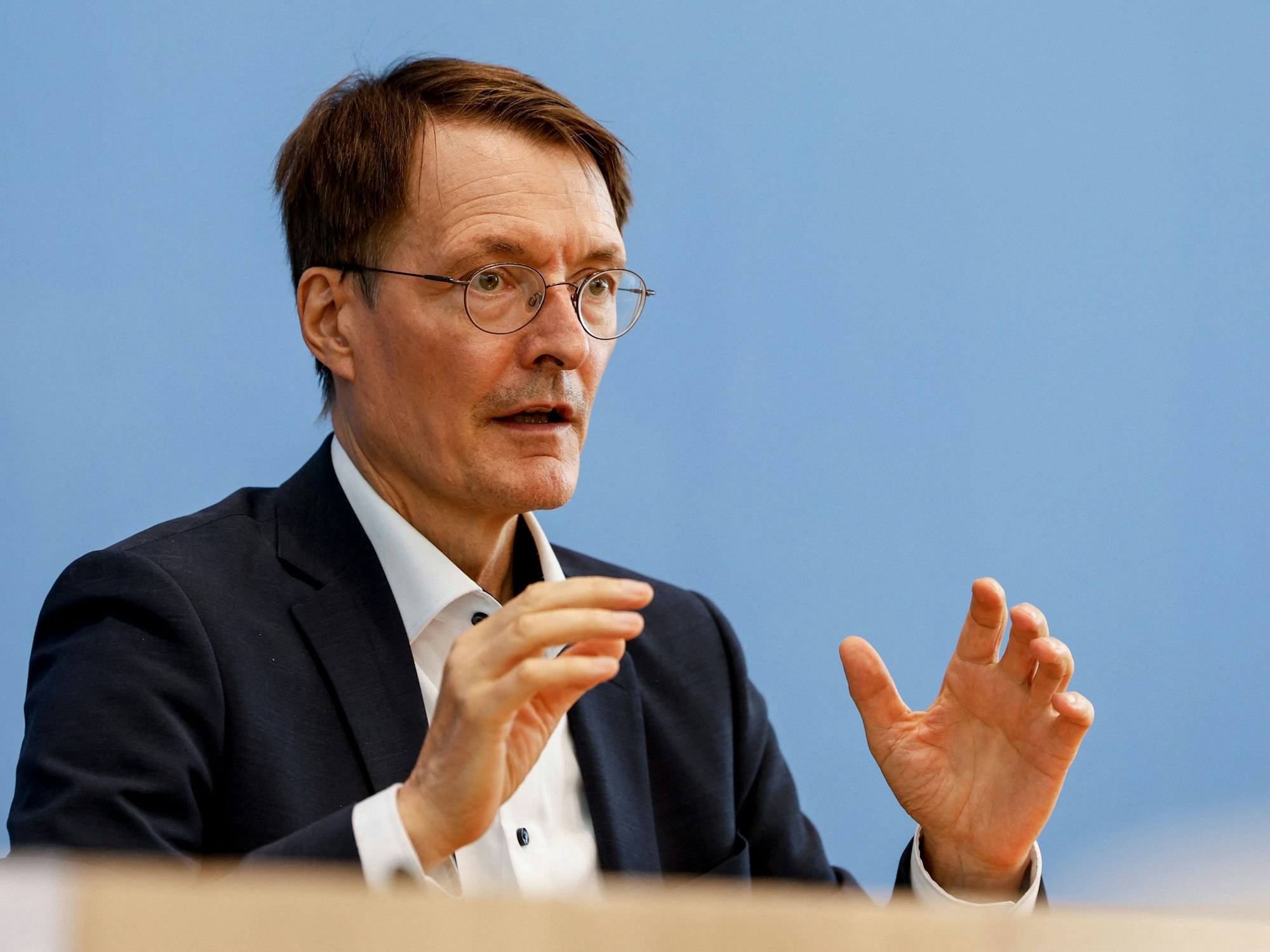 Karl Lauterbach (hier am 24. August in Berlin) hat auf Twitter vor den Folgen von Long Covid gewarnt.