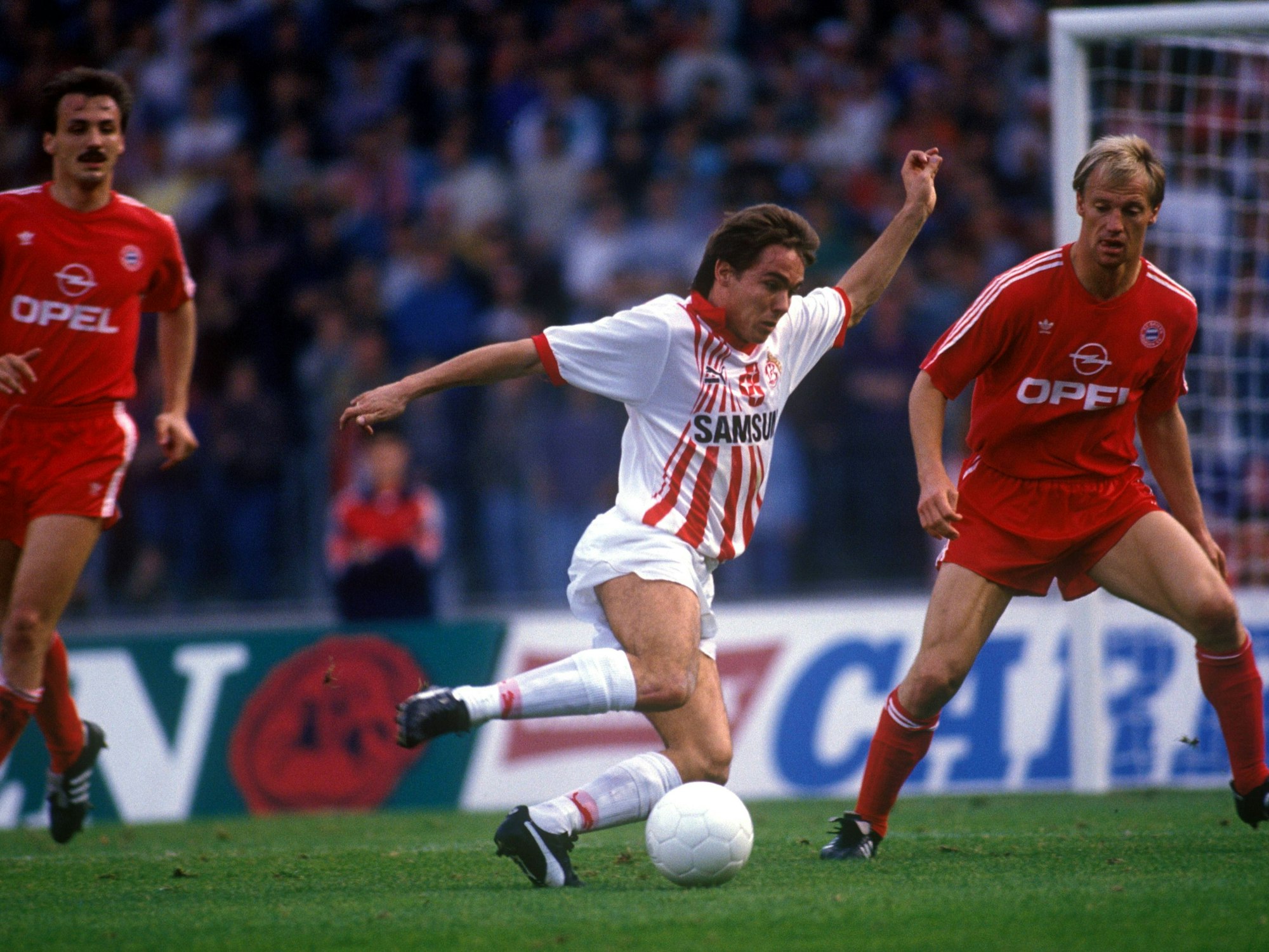 Olaf Janßen (Köln, Mitte) dribbelt gegen Hans Pflügler (Bayern).