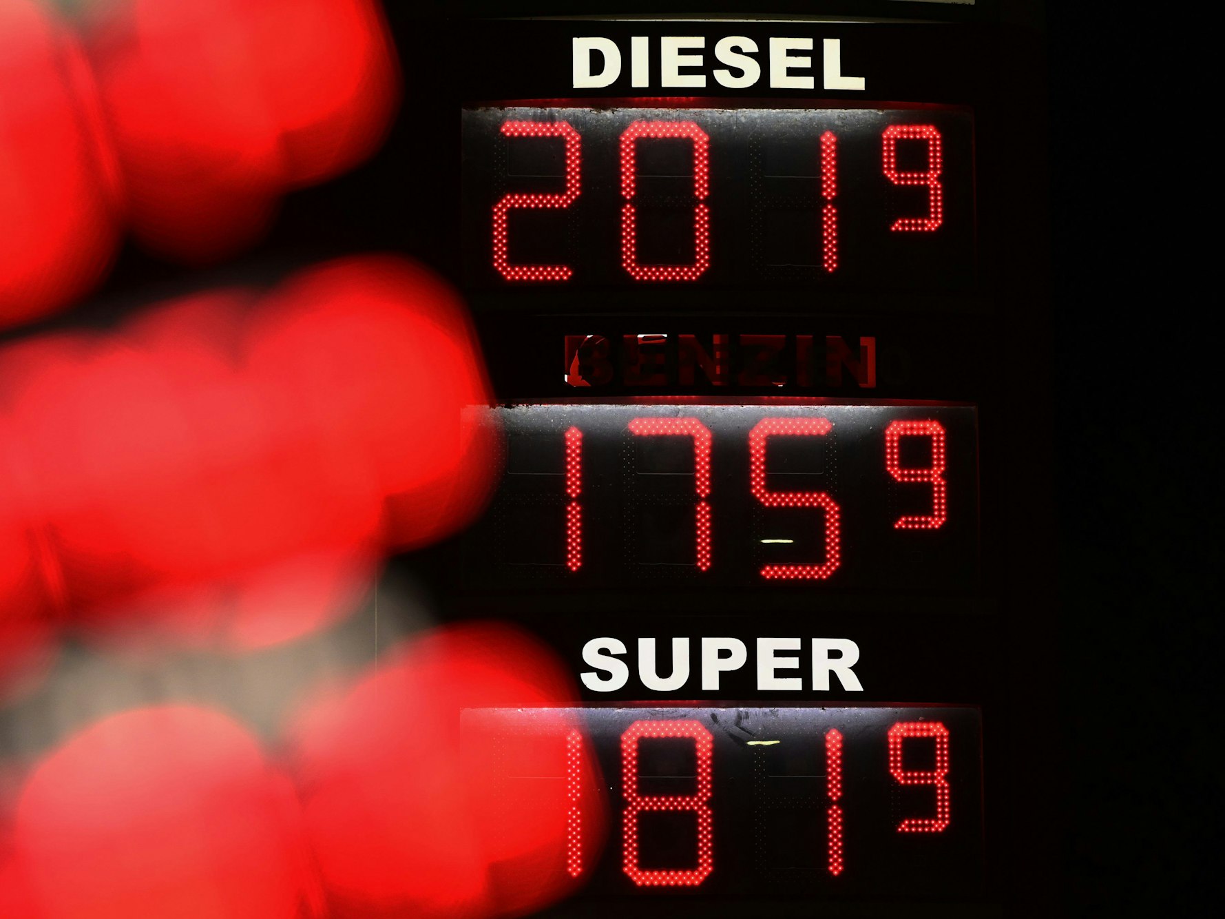 Der ADAC und die Verbraucherschutzzentralen haben kurz vor Auslaufen des sogenannten Tankrabatts vor einem Missbrauch der Steuerentlastung durch Mineralölkonzerne gewarnt.