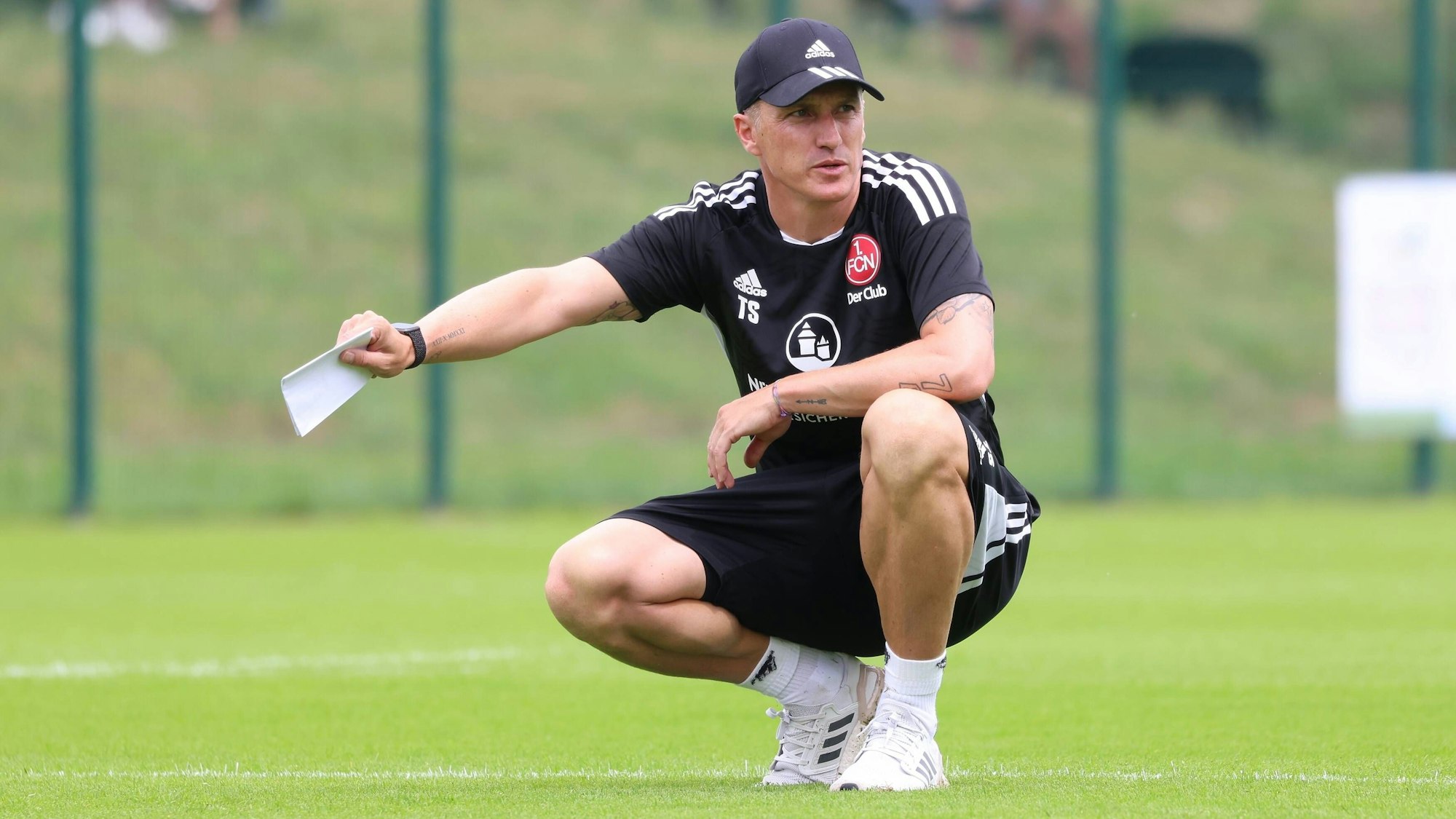 Tobias Schweinsteiger kniet auf dem Trainingsplatz