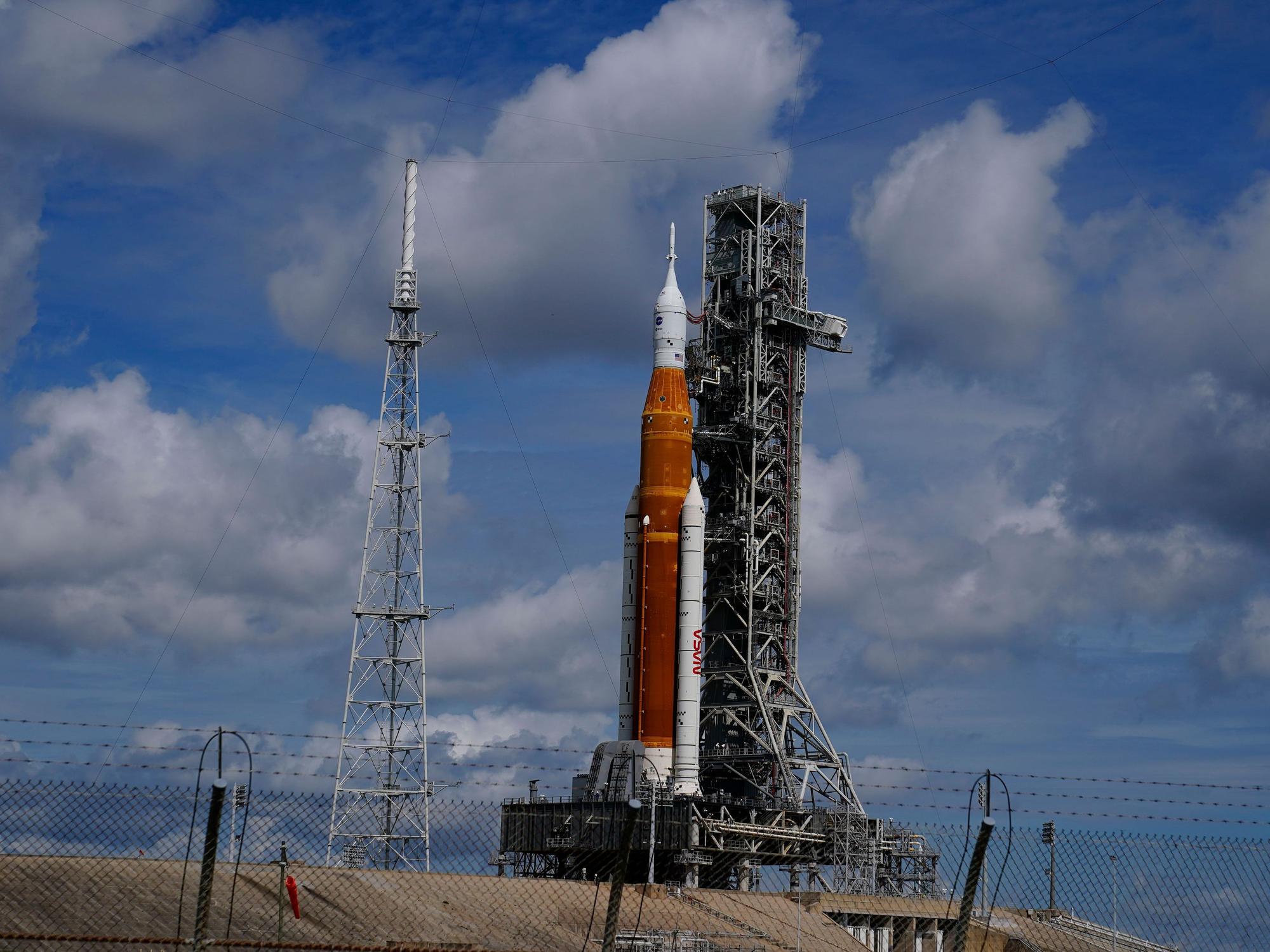 Die neue NASA-Mondrakete steht auf der Startrampe 39-B im Kennedy Space Center in Cape Canaveral, Florida.