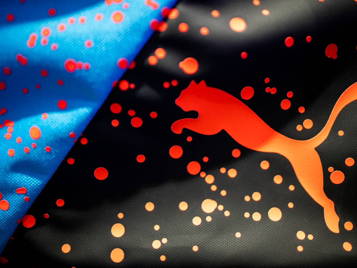 Taschen mit dem Logo des Sportartikelherstellers Puma sind im Unternehmen ausgestellt.