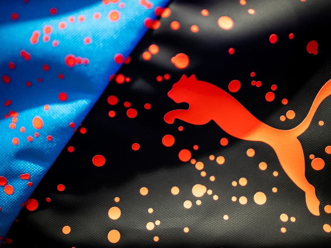 Taschen mit dem Logo des Sportartikelherstellers Puma sind im Unternehmen ausgestellt.