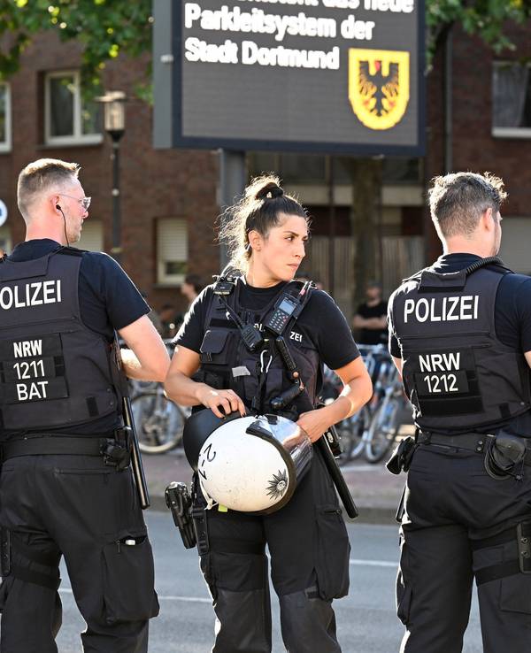Polizisten bereiten sich zwei Tage nach den tödlichen Schüssen der Polizei auf einen 16-Jährigen auf eine Demonstration vor der Polizeiwache Nord vor.